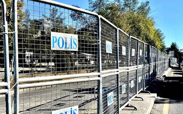/haber/24-istanbul-onur-yuruyusu-oncesi-beyoglu-ve-kadikoy-de-yasak-kararlari-320970
