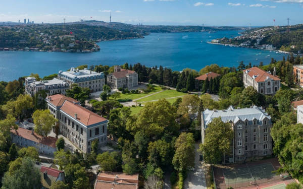 ‘Paraşüt akademisyen’ ile fotoğraf çektirmek istemeyen öğrencinin kampüs kartı iptal edildi