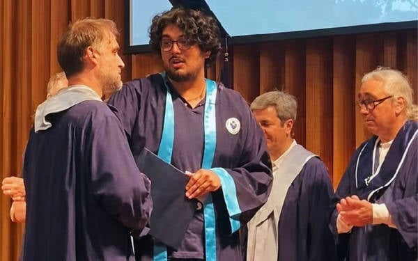‘Paraşüt akademisyen’, kendisiyle fotoğraf çektirmek istemeyen öğrenciye diplomasını vermedi