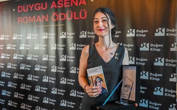 /haber/duygu-asena-roman-odulu-nazli-dogan-ozsozun-oldu-321248