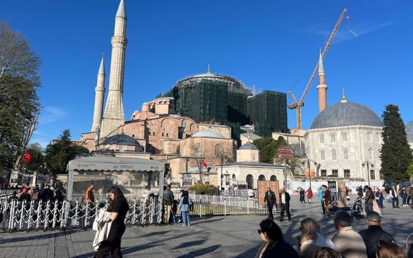 Ayasofya’da iki turiste ‘yüksek sesle İncil okudukları’ iddiasıyla gözaltı