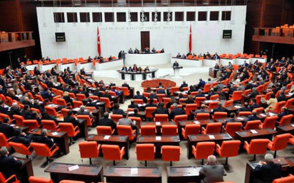 /haber/chp-ana-muhalefet-konumunu-kaybetti-mecliste-besinci-siraya-geriledi-321838