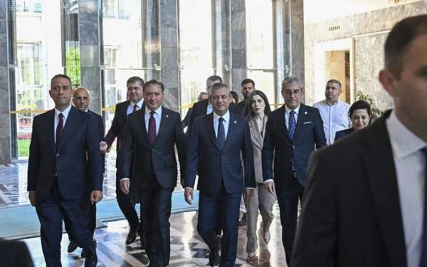/haber/yeni-parti-nin-kurulus-dilekcesi-icisleri-bakanligi-na-teslim-321849