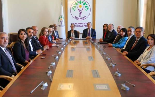 /haber/dem-parti-turkiye-siyasi-tarihinde-yeni-bir-sayfa-aciyoruz-322255