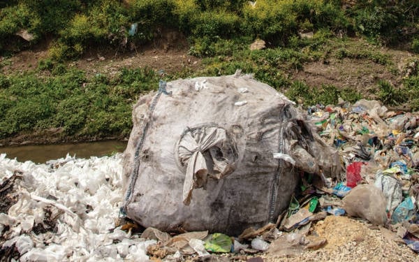 İngiltere’nin plastik atıkları Çukurova’da sulama kanallarını kirletiyor