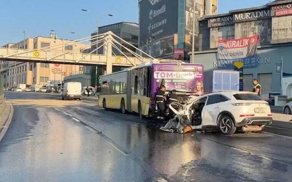 Otomobil, İETT otobüsüne çarptı: 3 kişi hayatını kaybetti