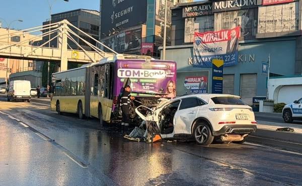 Three dead as car crashes into city bus in İstanbul