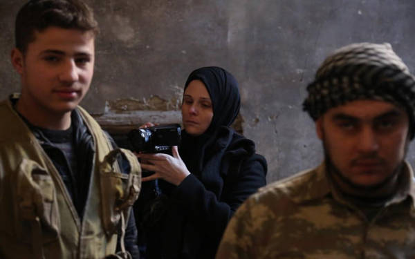 /haber/gazeteci-lindsey-snell-kendisini-kaciran-nusra-mensubunu-teshis-etti-suriyenin-washington-maslahatguzari-322407