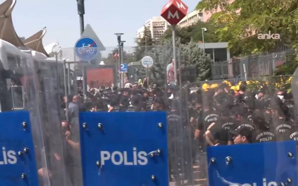 Şirket sözünü tutmadı, haklarını talep eden işçiler gözaltına alındı