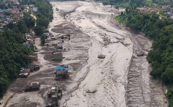 Nepal: Hidroelektrik tünellerinde mahsur kalan 1000 işçi için zamanla yarış