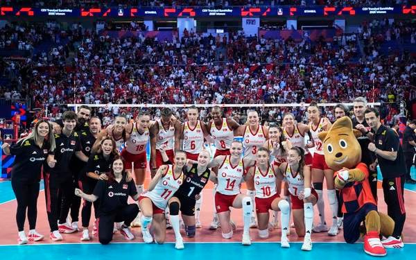 Türkiye Kadın Milli Voleybol Takımı Avrupa Şampiyonası'nda yarı finalde