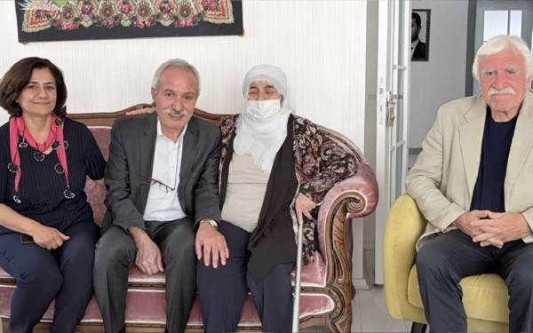 Mızraklı, Demirtaş'ın annesini ziyaret etti: Sen niye tek geldin?
