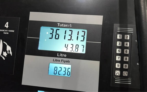 Benzinin litre fiyatı 80 lirayı aştı