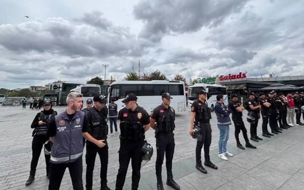 /haber/gozaltilari-protesto-edenler-de-gozaltina-alindi-323486