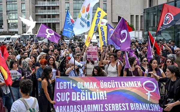 /haber/lgbti-operasyonlari-dunyada-hak-kuruluslarini-ayaga-kaldirdi-323500