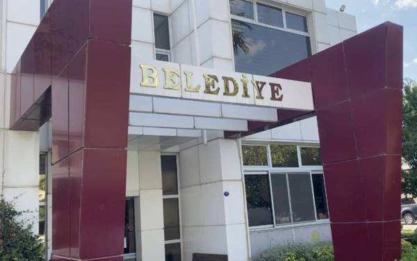 Seferihisar Belediyesi soruşturmasında gözaltına alınan 47 kişi adliyeye sevk edildi