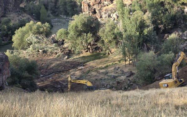 Suç duyurusunun ardından kepçeler hızlandı: İş makineleri Zilan'ın kalbine girdi