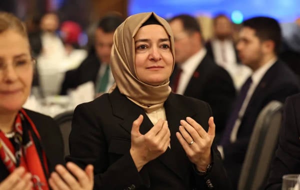 Fon krizinde adı geçen AKP Genel Başkan Yardımcısı görevinden affını istedi