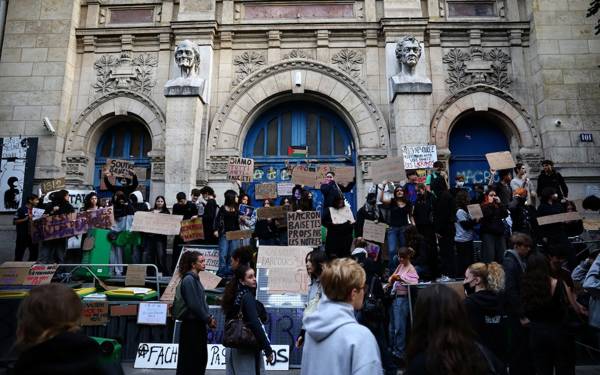 /haber/fransa-liseliler-universitelileri-ve-iscileri-yanlarina-alarak-sokaga-donuyor-324131