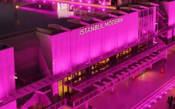 /haber/meme-kanseri-farkindalik-ayinda-istanbul-modern-pembe-isiga-burundu-324156
