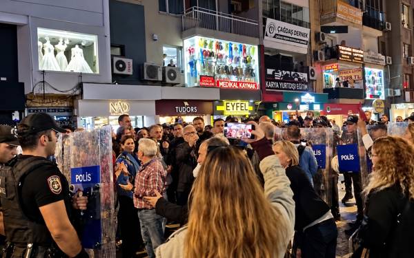 İzmir AKP’li Tugay’a karşı ayakta