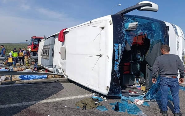 Manisa'da TIR ile otobüs çarpıştı: 11 ölü, 27 yaralı