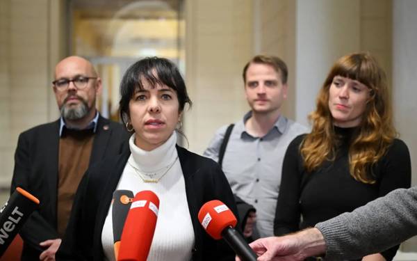 /haber/berlin-sol-partiye-milletvekilini-dislama-dayatmasi-bosa-cikti-spd-ve-yesiller-koalisyon-gorusmelerine-donuyor-324427