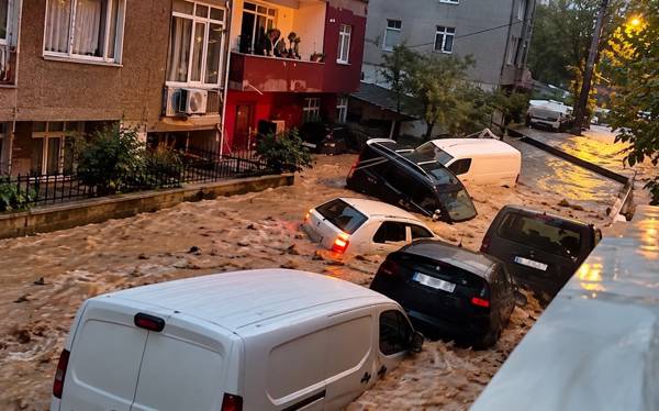İstanbul'u sel aldı: 1.277 su baskını, bir ölüm, 15 heyelan, binlerce yardım çağrısı