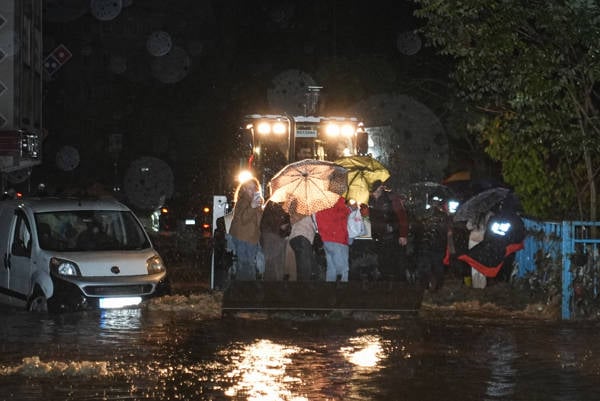 /haber/torrential-rains-trigger-flooding-across-istanbul-child-dies-after-electrocution-in-puddle-324424