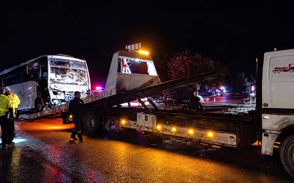 Isparta: İşçi taşıyan midibüs TIR'a çarptı,  17 tarım işçisi yaralandı