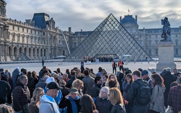 Fransa: Macron sokağa çıkma yasakları ilan ediyor; sendikalar 24 Ekim ve 5 Kasım'a randevu veriyor