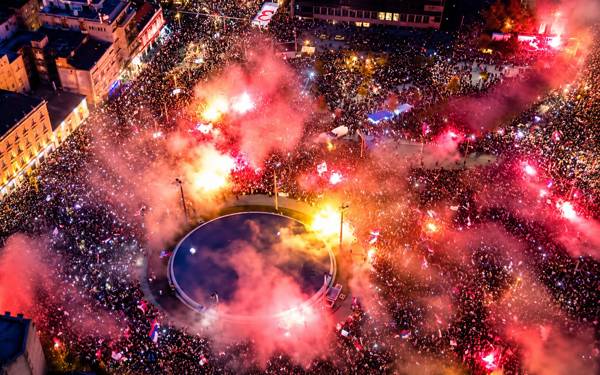 Sırbistan: "Öğrenci Listesi"ni destekleyen yüzbinlerce genç Cumhurbaşkanı Vučić iktidarına karşı Belgrad'da toplandı