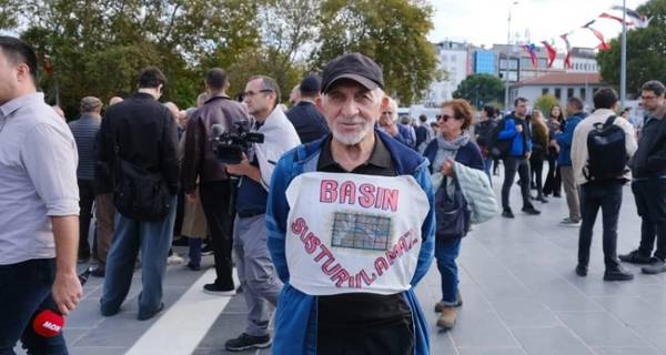 "Foncular içeri, gazeteciler dışarı”: Kadıköy'de binlerce kişi sansüre karşı yürüdü