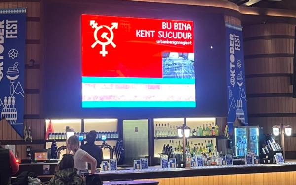 Terminal Kadıköy’ün reklam ekranı hack’lendi: “Bu bina kent suçudur”