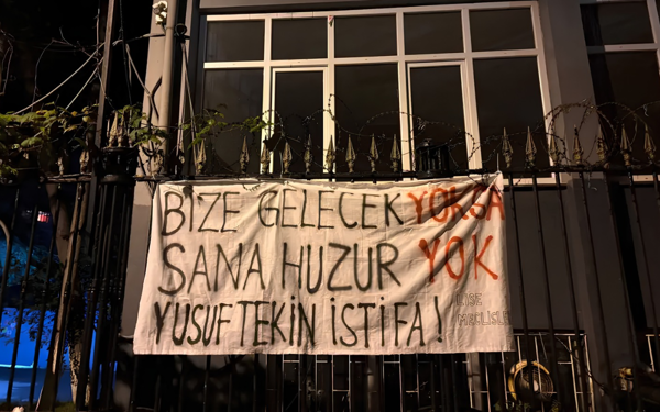 Yusuf Tekin’in ziyareti öncesi pankart asan iki öğrenci tutuklandı
