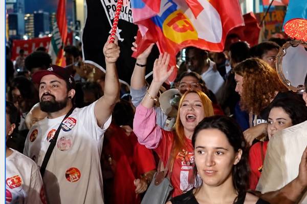 /haber/lula-yi-zafere-toplumsal-taban-kitle-seferberligi-ve-demokrasi-tasidi-324819