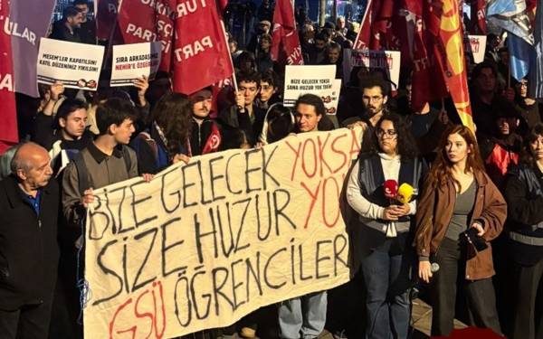 İki öğrencinin tutuklanmasını protesto eden dört öğrenci gözaltına alındı