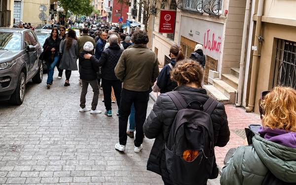 Halkın yüzde 57'si erken seçim istiyor; parlamentoda ülkeyi seçime götürme iradesi yok
