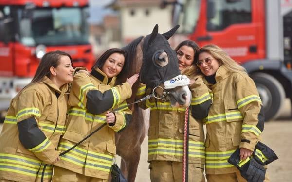 İzmir’in kadın itfaiyecileri ve muhtarları