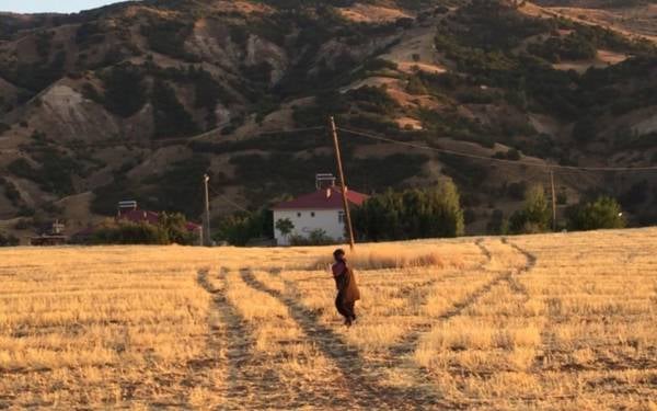 Engelli, mücadeleci, bir köyün neşe kaynağı: Asiye Hala