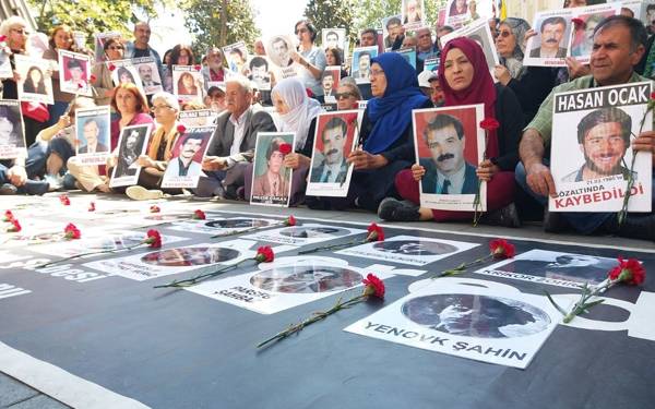 /yazi/benim-annem-cumartesi-elinde-solmus-bir-resim-307903