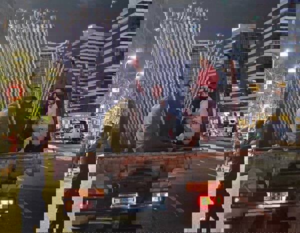 Refugee workers made to set up police barricades that have become part of İstanbul’s texture