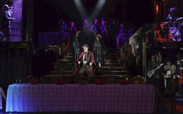 İkiyüzlülük, adalet, iktidar veya aşk, ihanet, intikam: Bir Ziyaret