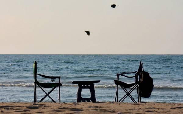 "Yalnızlık uzun süre kapalı kalmış oda gibi;  naftalin gibi ekşimtırak kokuyor”