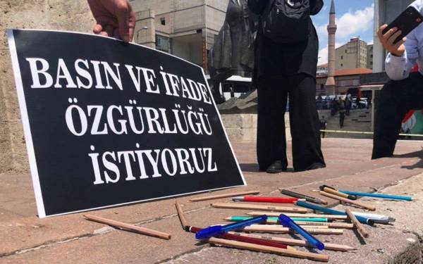 Açıkla sorusu ve gazeteciler