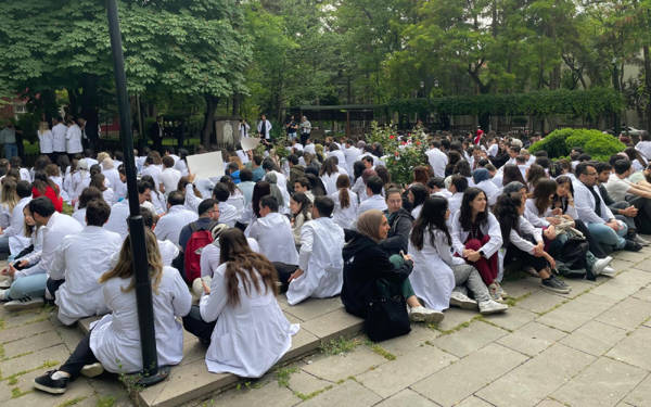 Hekimlerin kimlik krizi üzerine