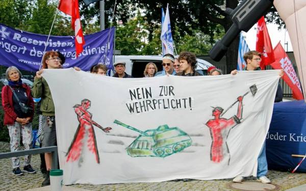 Almanya’da zorunlu askerlik geri dönüyor:  Liseliler okul grevinde