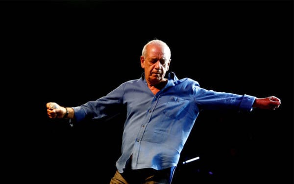 Dimitris Mitropanos: Halkın sesi ve Zeibekiko’nun ağır adımları