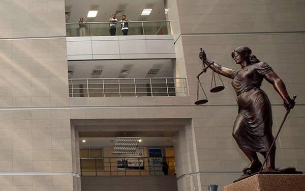 İnsan hakları yasaların kurbanı