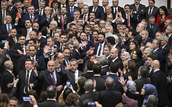 Kralın cevabı, "Şey… Adalet Bakanı!"